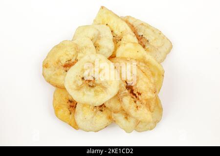 Pile de collation de banane saine séchée et coupée en tranches, isolée sur fond blanc Banque D'Images