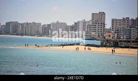 Plage de Famagusta occupée et gardée par des soldats turcs en face de bombardé des hôtels vides sur la plage. Banque D'Images