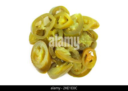 Pile de poivrons de jalapeno marinés et coupés en tranches isolés sur fond blanc Banque D'Images