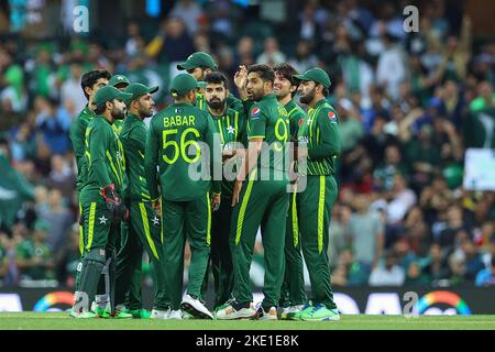 Sydney Cricket Ground, Sydney Australie : 9th novembre, 9th novembre, Sydney Cricket Ground, Sydney Australie : T20 International Cricket, demi-finale ; Nouvelle-Zélande contre Pakistan ; les joueurs du Pakistan célèbrent la prise du cricket de Devon Conway en Nouvelle-Zélande Banque D'Images