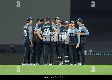 Sydney Cricket Ground, Sydney Australie : 9th novembre, 9th novembre, Sydney Cricket Ground, Sydney Australie : T20 International Cricket, demi-finale ; Nouvelle-Zélande contre Pakistan ; les joueurs néo-zélandais célèbrent la prise du cricket de Babar Azam du Pakistan Banque D'Images