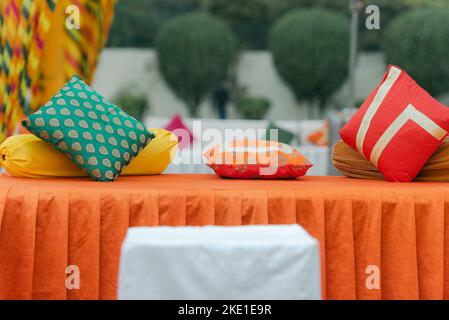 Décor coloré pastel élégant lieu de mariage installé à l'extérieur avec des fleurs d'orchidées et une table colorée pour la réception de mariage en Inde. Banque D'Images
