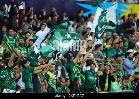 Sydney Cricket Ground, Sydney Australie : 9th novembre, 9th novembre, Sydney Cricket Ground, Sydney Australie : T20 International Cricket, demi-finale ; Nouvelle-Zélande contre Pakistan ; les fans du Pakistan célèbrent la prise du cricket de Devon Conway en Nouvelle-Zélande Banque D'Images