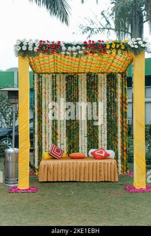 Décor coloré pastel élégant lieu de mariage installé à l'extérieur avec des fleurs d'orchidées et une table colorée pour la réception de mariage en Inde. Banque D'Images