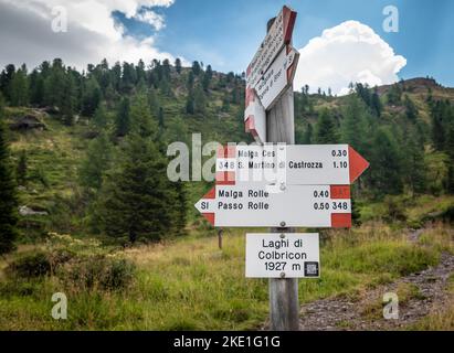 Panneau avec des directions et des flèches pour atteindre les endroits italiens dans la chaîne des Dolomites Lagorai - Trentin-Haut-Adige, nord de l'Italie - 6 août 2022 Banque D'Images