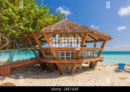 Belle vue sur le bar extérieur sur la plage de sable. Turquoise de l'océan Atlantique et ciel bleu avec arrière-plan des nuages blancs. Aruba. Banque D'Images