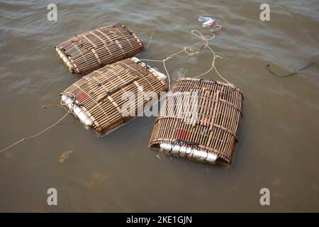 Cages traditionnelles de pêche au crabe en bambou au marché de Kep au Cambodge Banque D'Images