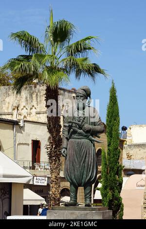 Statue d'Anaagnostis Mantakas (combattant de la liberté), Chania, Hania, Crète, Grèce, Europe Banque D'Images