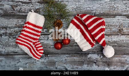 chapeau de noël et chaussette décorative tricotée en laine sur fond rustique Banque D'Images