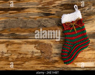 chaussettes de noël tricotées en laine ornées de noeuds sur fond rustique Banque D'Images