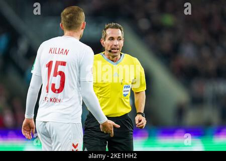 COLOGNE, ALLEMAGNE - NOVEMBRE 9 : Luca Kilian de 1. FC Koln, arbitre Tobias Stieler pendant le match Bundesliga entre 1. FC Koln et Bayer 04 Leverkusen au RheinEnergieStadion sur 9 novembre 2022 à Cologne, Allemagne (photo de René Nijhuis/Orange Pictures) Banque D'Images