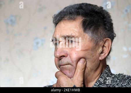 Portrait d'un homme âgé qui pense à quelque chose. Concept de l'activité du cerveau dans la vieillesse et la sagesse Banque D'Images