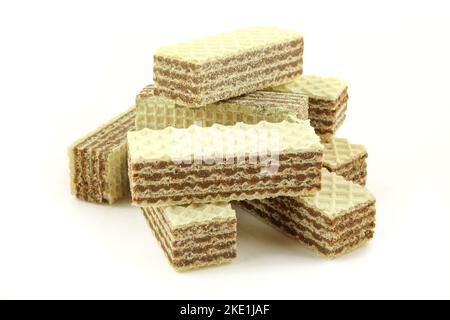 Pile de bâtonnets de cachets avec garniture au chocolat isolée sur le backgorund blanc Banque D'Images