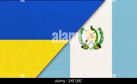 Union de deux pays. Drapeau de l'Ukraine et du Guatemala. Deux drapeaux ensemble - texture de tissu. Symboles nationaux de l'Ukraine et du Guatemala Banque D'Images