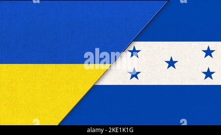 Union de deux pays. Drapeau de l'Ukraine et du Guatemala. Deux drapeaux ensemble - texture de tissu. Symboles nationaux de l'Ukraine et du Guatemala Banque D'Images