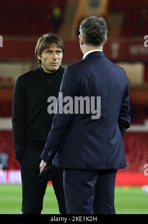 Nottingham, Angleterre, 9th novembre 2022. Antonio Conte, directeur de Tottenham, parle au directeur général du football de Fabio Paratici Tottenham lors du match de la coupe Carabao au City Ground, à Nottingham. Le crédit photo doit être lu : Darren Staples / Sportimage Banque D'Images