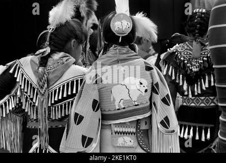 Des femmes autochtones américaines dansent en régalia traditionnelle au United Tribes Technical College International Powwow à Bismarck, Dakota du Nord. Banque D'Images