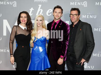 (De gauche à droite) Betsy Koch, Anya Taylor-Joy, Nicholas Hoult et Mark Mylod arrivent pour la première britannique du Menu, au bord de la rivière BFI Southbank à Londres. Date de la photo: Mercredi 9 novembre 2022. Banque D'Images