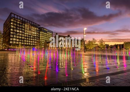 Coal Drops Yard, King's Cross, Londres, Angleterre. Mercredi 9th novembre 2022. Après une journée sèche dans la capitale, vous trouverez un coucher de soleil coloré sur les fontaines illuminées de Coal Drops Yard, près de King's Cross, dans le nord de Londres. Banque D'Images