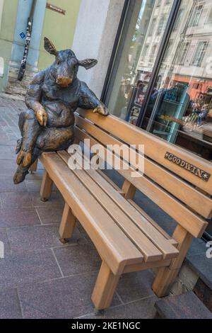Sculpture d'une vache assise sur un banc à Tallinn Banque D'Images