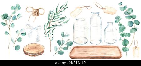 Ensemble de branches d'eucalyptus aquarelle avec bouteille en verre, vase, pot, plateau en bois et découpe de scie, étiquettes en papier vintage, dentelle blanche et noeud en jute. Saule Banque D'Images