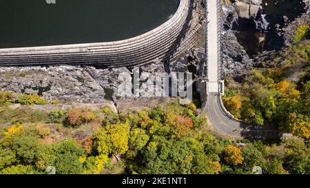 Un tir de drone du parc et du barrage de Croton gorge par une journée ensoleillée en automne Banque D'Images