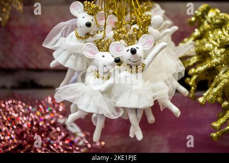 Jouets de Noël sous forme de souris-ballerines en tutus blanc, couronnes d'or, dansant en paires, comme s'ils avaient une balle. Arrière-plan rose flou et brillant Banque D'Images