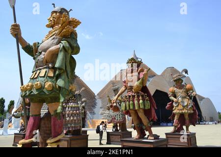 Milan, Italie - 25 juin 2015: Statue de Fornaro - boulanger debout dans un groupe de statues des gens de l'alimentation par Dante Ferretti à l'Expo Milano 2015. Banque D'Images