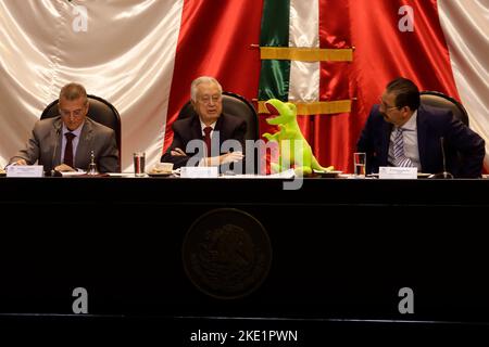 Mexico, Mexique. 08th novembre 2022. 8 novembre 2022, Mexico, Mexique: Le directeur de la Commission fédérale de l'électricité, Manuel Bartlett Díaz, accompagné de Manuel Rodriguez, et Reginaldo Sandoval lors de sa comparution devant la Chambre des députés. On 8 novembre 2022 à Mexico, Mexique (photo de Luis Barron/Groupe Eyepix/Sipa USA). Credit: SIPA USA/Alay Live News Banque D'Images