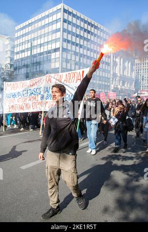 Un jeune étudiant proteste contre la tenue d'une bombe à fumée, lors d'une grève générale contre le coût excessif de la vie, le coût élevé de l'énergie, etc Banque D'Images