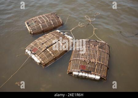 Cages traditionnelles de pêche au crabe en bambou au marché de Kep au Cambodge Banque D'Images