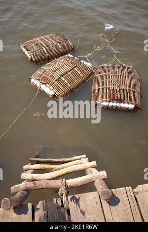 Cages traditionnelles de pêche au crabe en bambou au marché de Kep au Cambodge Banque D'Images