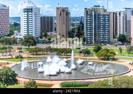 Brasilia, Brésil - 28 février 2022 : gratte-ciel de la capitale avec des bâtiments modernes Banque D'Images