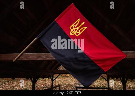 Les nationalistes ukrainiens OUN drapeau UPA. Drapeau ukrainien noir et rouge avec blason trident. Banque D'Images