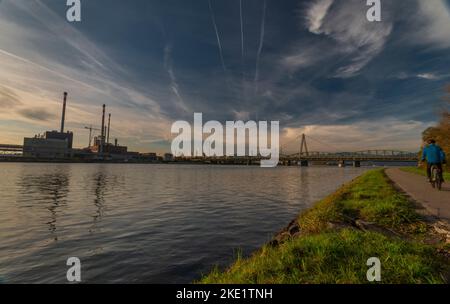 Ponts de chemin de fer et de route dans la ville de Linz en Autriche dans l'après-midi frais ensoleillé Banque D'Images