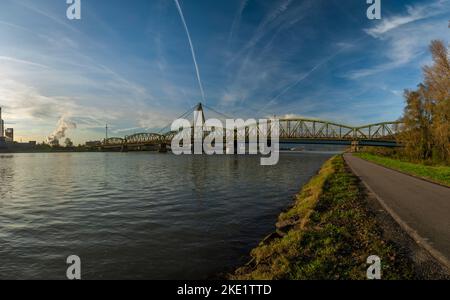 Ponts de chemin de fer et de route dans la ville de Linz en Autriche dans l'après-midi frais ensoleillé Banque D'Images