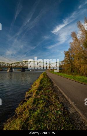 Ponts de chemin de fer et de route dans la ville de Linz en Autriche dans l'après-midi frais ensoleillé Banque D'Images