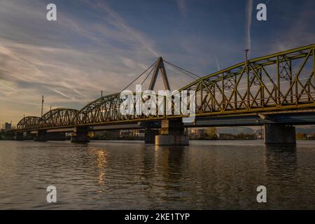 Ponts de chemin de fer et de route dans la ville de Linz en Autriche en soirée couleur d'automne Banque D'Images