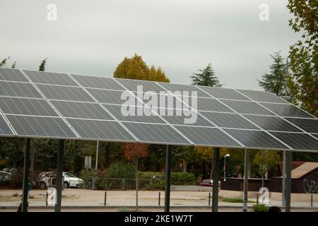 panneaux solaires pour charger des vélos électriques dans la ville dans le quartier de l'université Banque D'Images