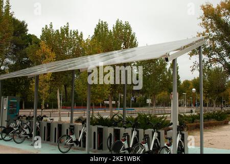 panneaux solaires pour charger des vélos électriques dans la ville dans le quartier de l'université Banque D'Images