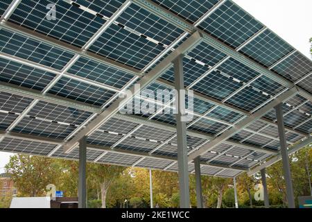 panneaux solaires pour charger des vélos électriques dans la ville dans le quartier de l'université Banque D'Images