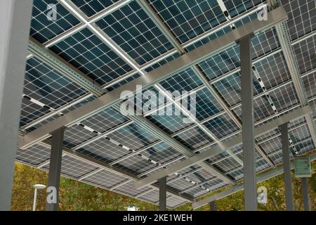 panneaux solaires pour charger des vélos électriques dans la ville dans le quartier de l'université Banque D'Images