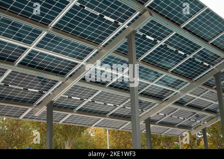 panneaux solaires pour charger des vélos électriques dans la ville dans le quartier de l'université Banque D'Images