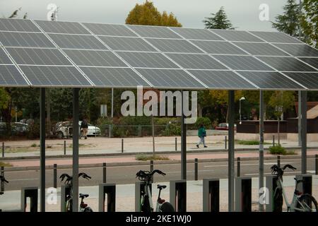 panneaux solaires pour charger des vélos électriques dans la ville dans le quartier de l'université Banque D'Images