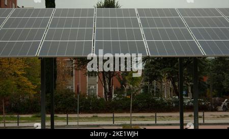 panneaux solaires pour charger des vélos électriques dans la ville dans le quartier de l'université Banque D'Images