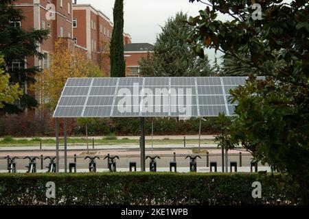 panneaux solaires pour charger des vélos électriques dans la ville dans le quartier de l'université Banque D'Images