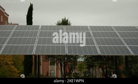 panneaux solaires pour charger des vélos électriques dans la ville dans le quartier de l'université Banque D'Images