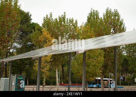 panneaux solaires pour charger des vélos électriques dans la ville dans le quartier de l'université Banque D'Images