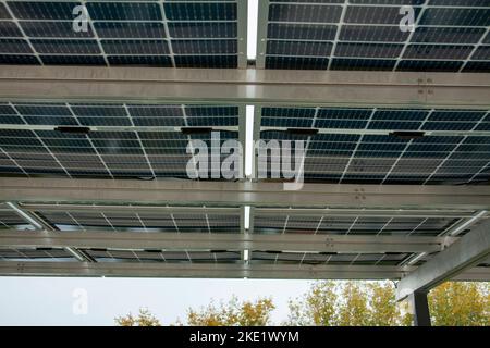 panneaux solaires pour charger des vélos électriques dans la ville dans le quartier de l'université Banque D'Images