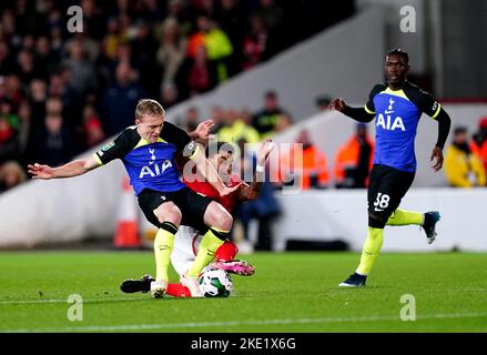 Oliver Skipp (à gauche) de Tottenham Hotspur et Jesse Lingard de la forêt de Nottingham se battent pour le ballon lors du troisième tour de la coupe Carabao au City Ground, à Nottingham. Date de la photo: Mercredi 9 novembre 2022. Banque D'Images